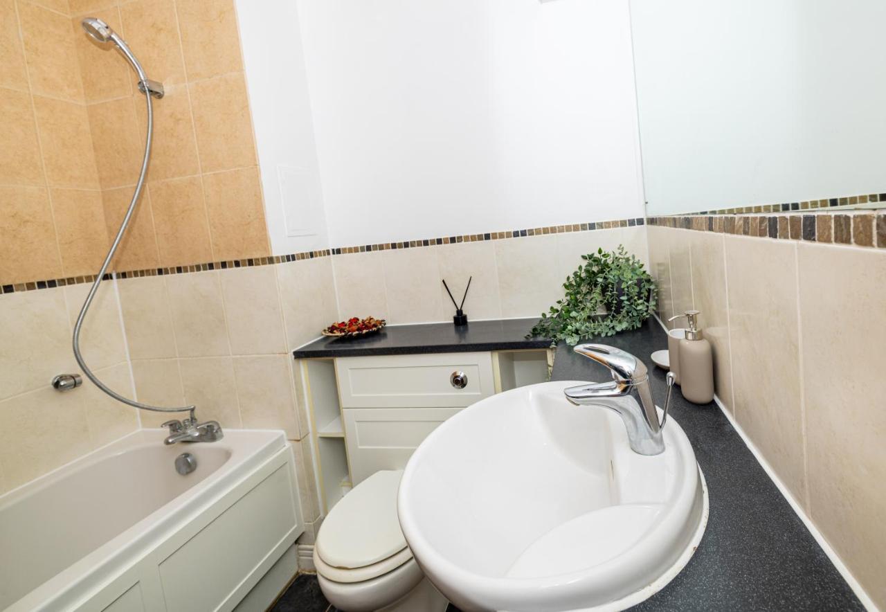 Two Bed Apartment Near Canary Wharf London Exterior foto