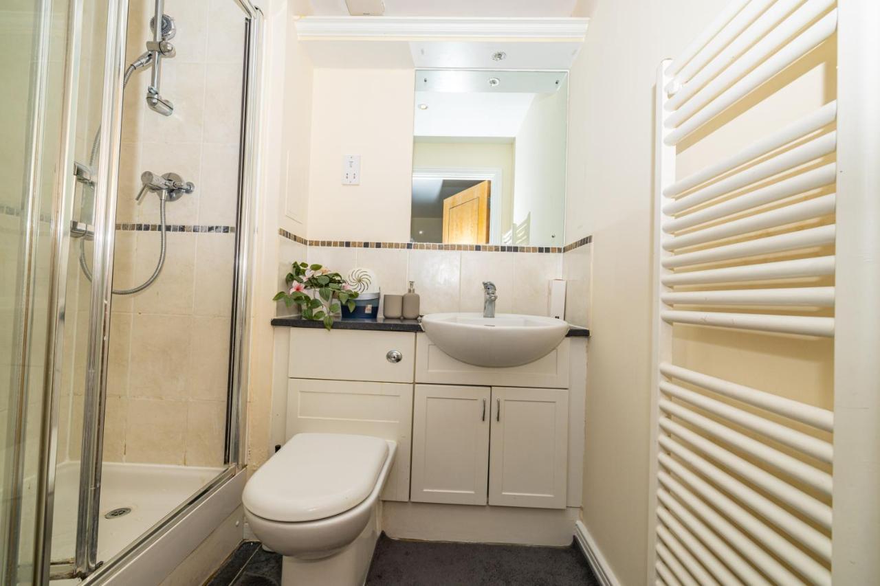 Two Bed Apartment Near Canary Wharf London Exterior foto