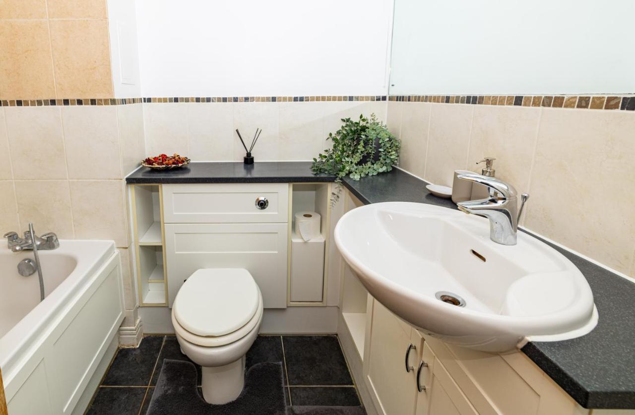 Two Bed Apartment Near Canary Wharf London Exterior foto