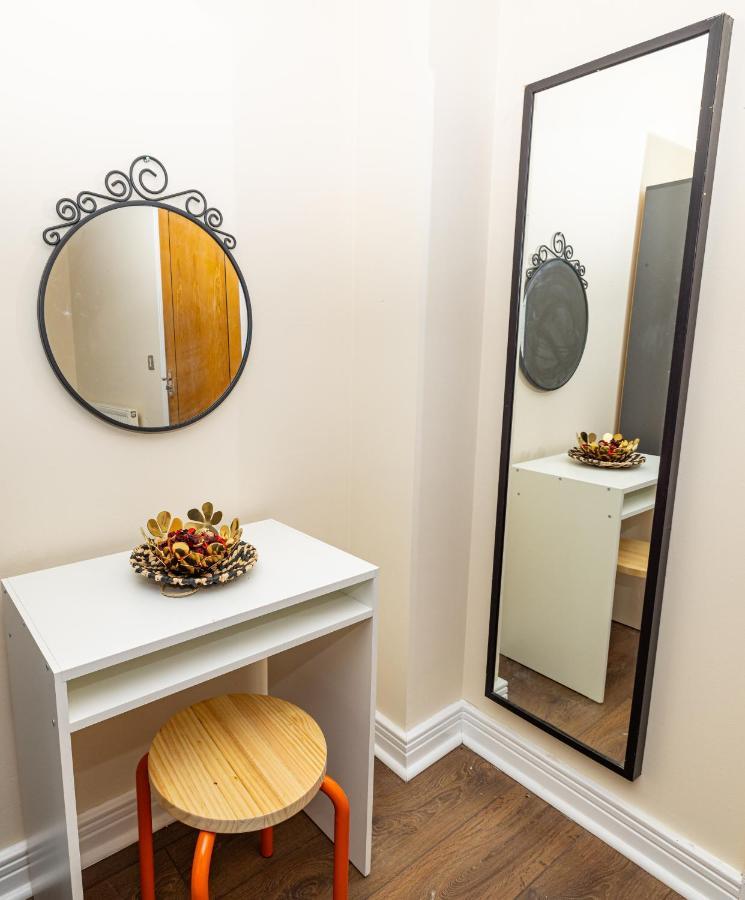 Two Bed Apartment Near Canary Wharf London Exterior foto